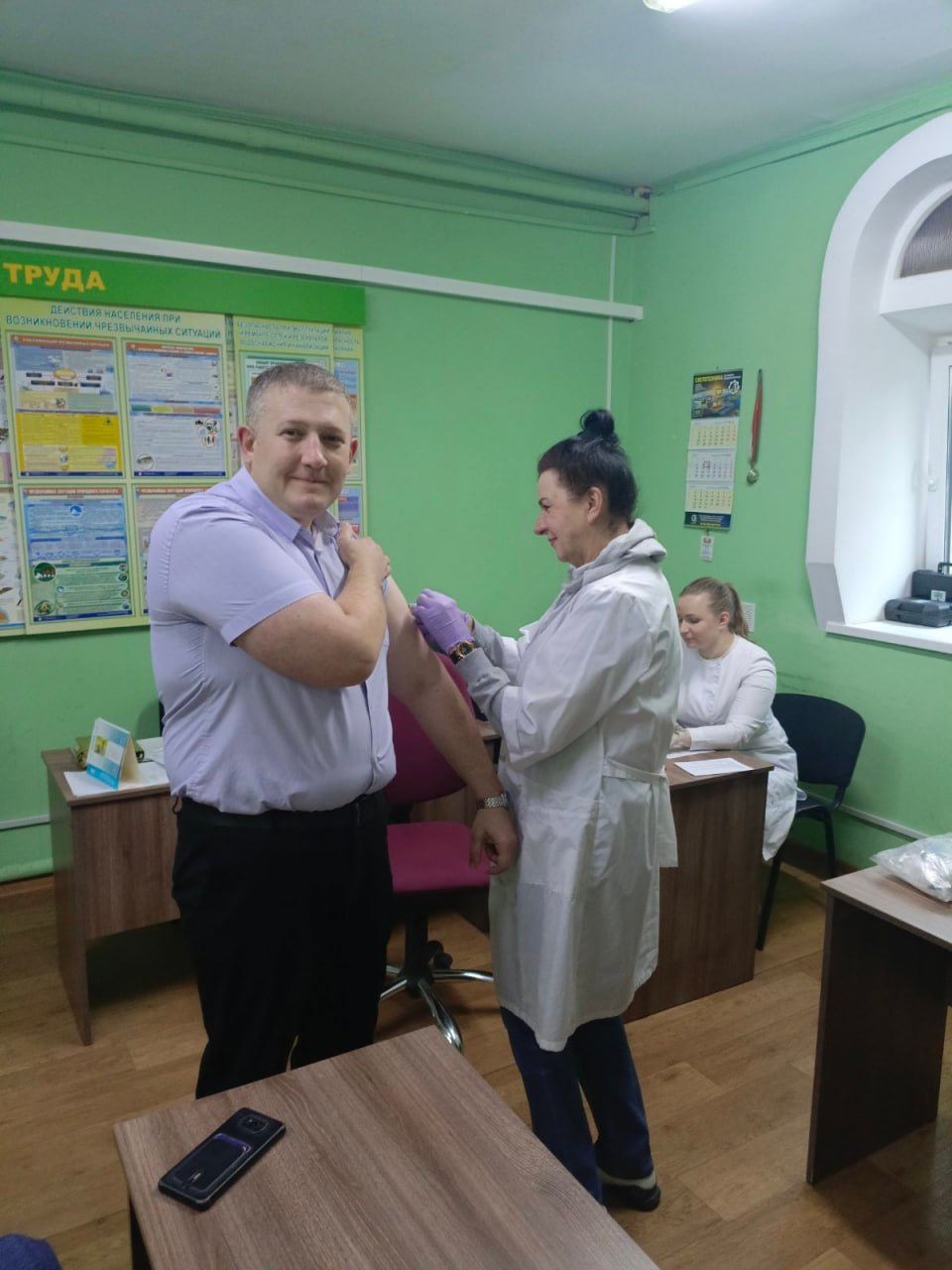Оказание первой помощи и обсуждение вакцинации против гриппа