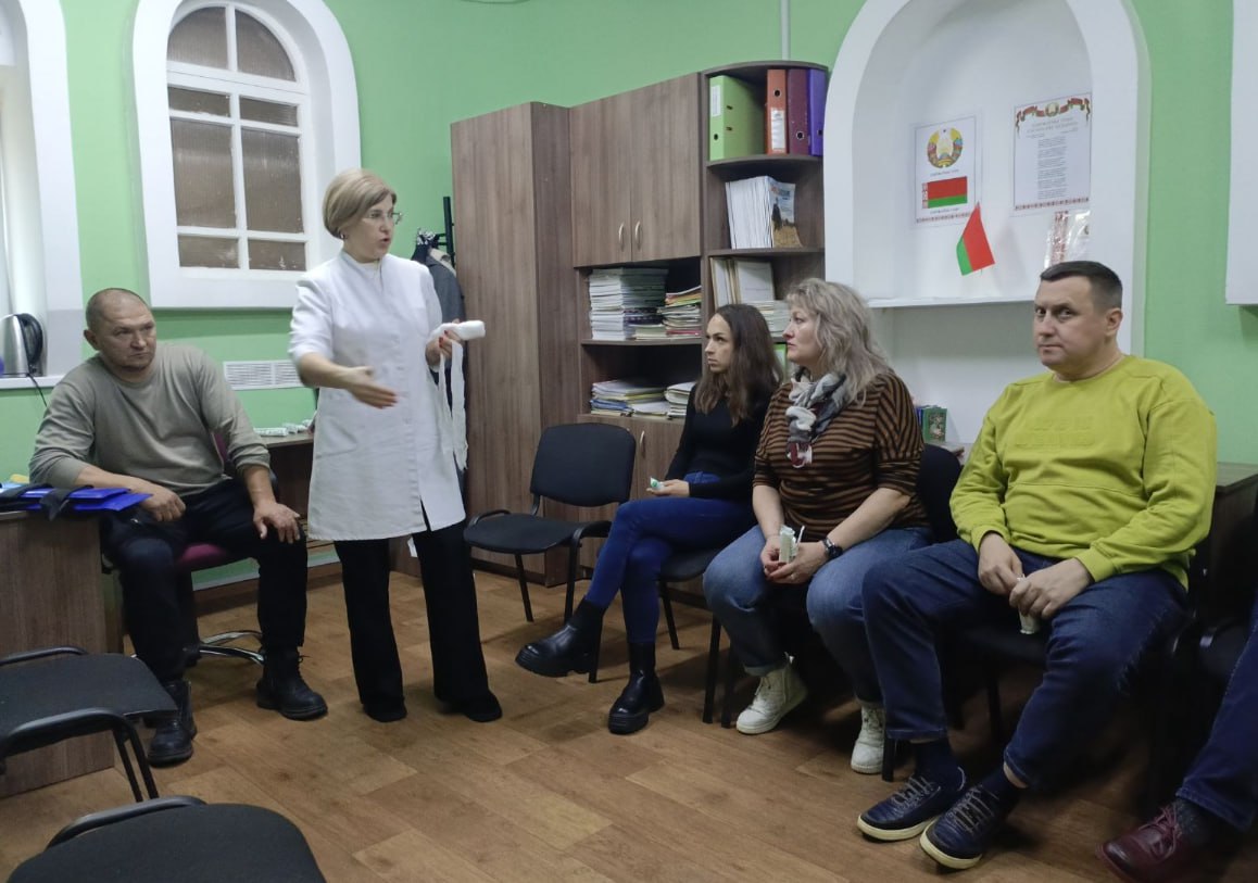 Оказание первой помощи и обсуждение вакцинации против гриппа